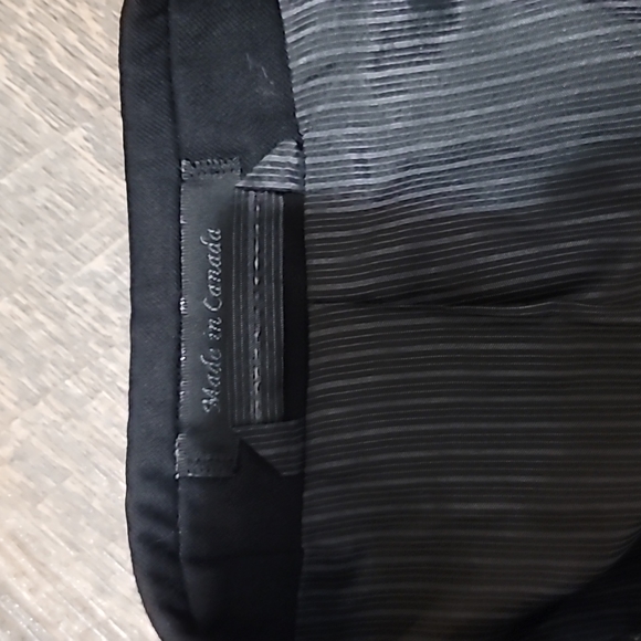 Like new men's suit jacket 42 short black by Calvin Klein slim fit Canada made - Picture 5 of 13